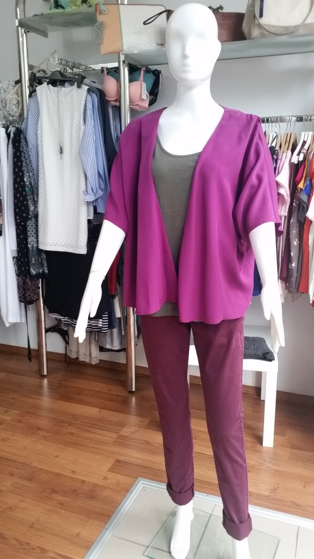 Cardigan – cod 111.417; Pantalon – cod 103.398